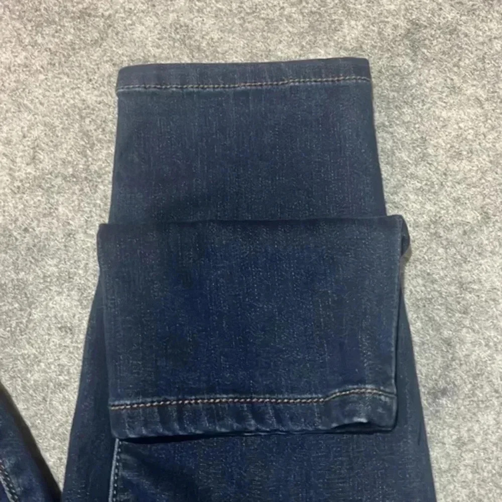 William Rast Mid Rise Slim Leg size 4 - Picture 5 of 6
